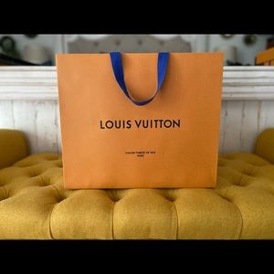 💯 Authentic Louis Vuitton shopping bag! 15"x12.5"x5.5"